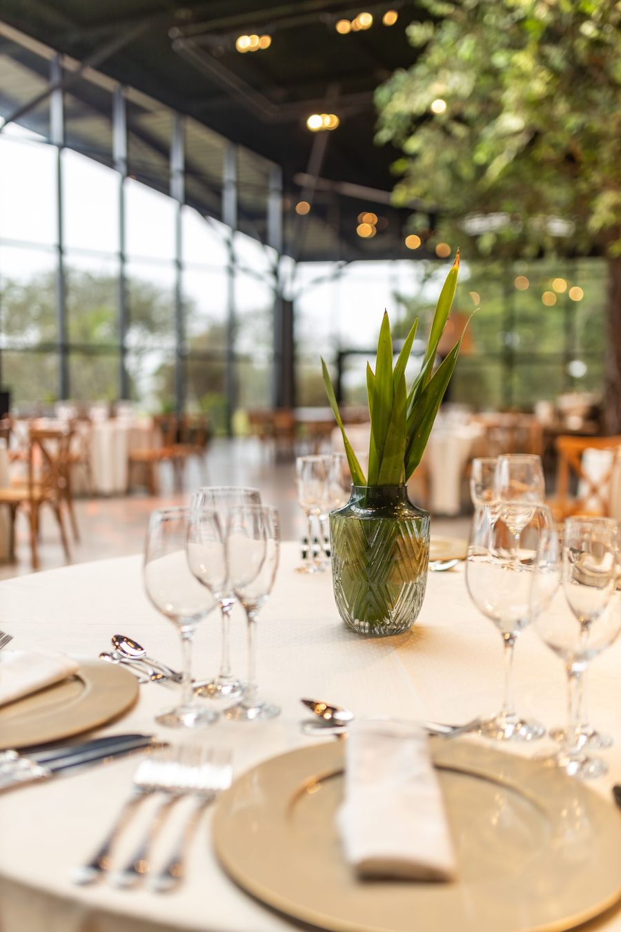 set restaurant tables for hotel dining table management